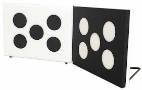 Deux cibles d'Archery Tag avec des trous numérotés pour marquer des points, une blanche et une noire, sur des supports.